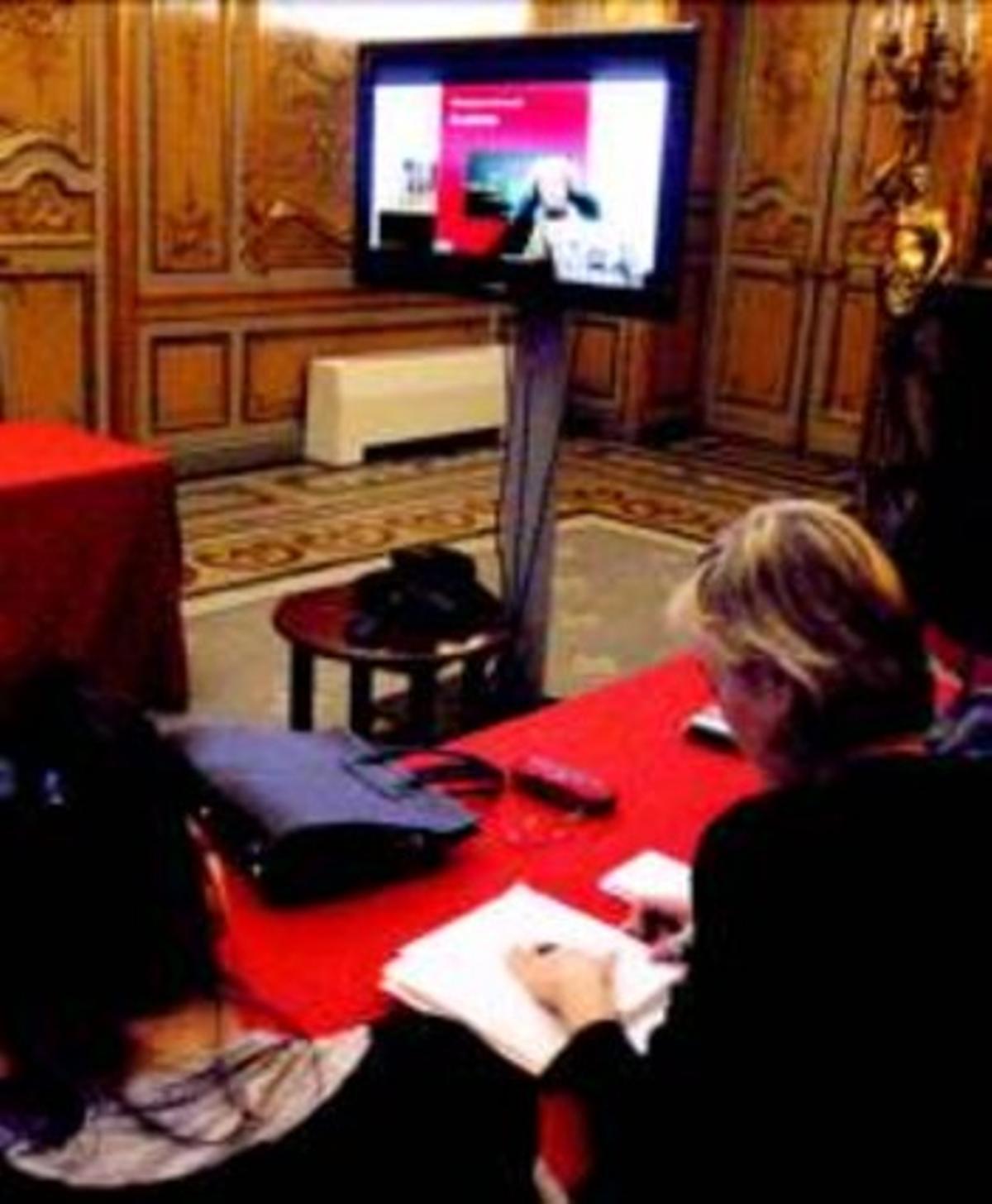 Margaret Atwood (al centre, a la imatge del monitor) presenta el seu poemari per videoconferència des de Toronto, ahir. Margaret Atwood (al centre, a la imatge del monitor) presenta el seu poemari per videoconferència des de Toronto, ahir.
