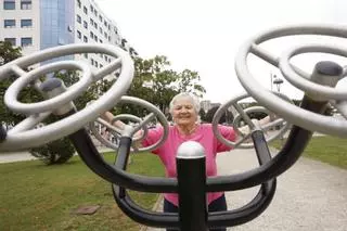 En imágenes: Así es la gimnasia para mayores en los parques de Avilés