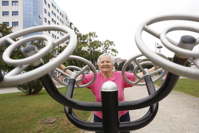 En imágenes: Así es la gimnasia para mayores en los parques de Avilés