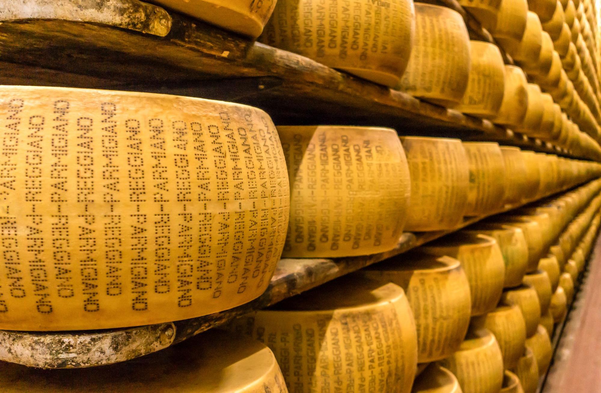 Todo lo que debes saber del parmiggiano reggiano, el queso por excelencia de Italia.