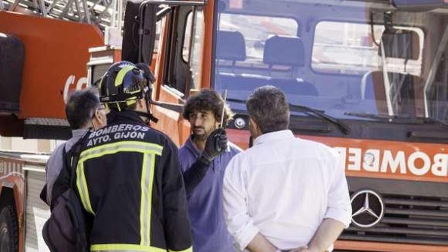 Esteban Aparicio supervisa las labores.