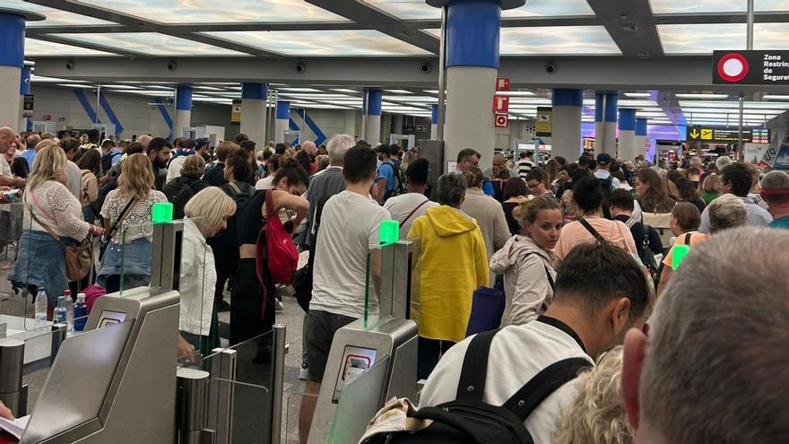 Colas en los controles y 845 vuelos en el aeropuerto de Palma este domingo