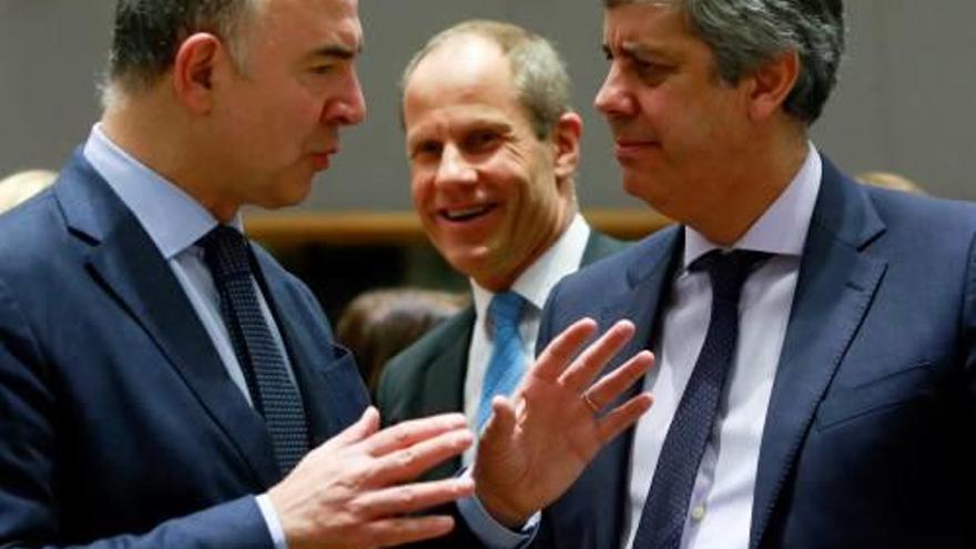 Moscovici (esquerra) i el president de l&#039;Eurogrup, Mário Centeno.