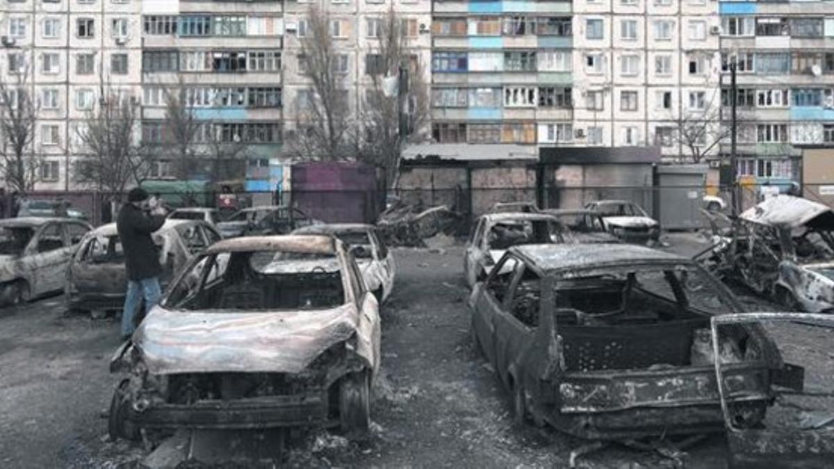 Vehículos carbonizados por un bombardeo en el barrio de Vostochniy, en Mariupol, ayer.