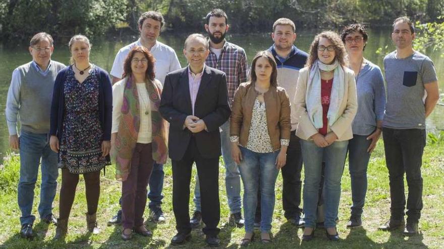 Ediles electos del BNG de Ponteareas con otros miembros de la candidatura nacionalista. // D.P.