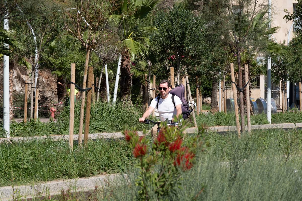 El carril bici también atraviesa por la nueva zona ajardinada del Paseo Marítimo de Palma