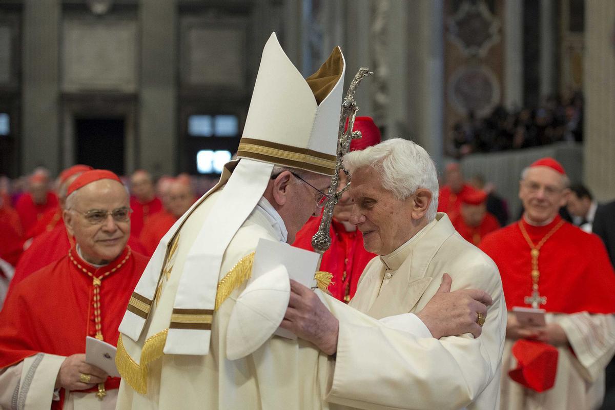 El papa Francisco saluda al papa emérito Benedicto XVI durante una ceremonia en la basílica de San Pedro, en El Vaticano, el 22 de febrero del 2014.