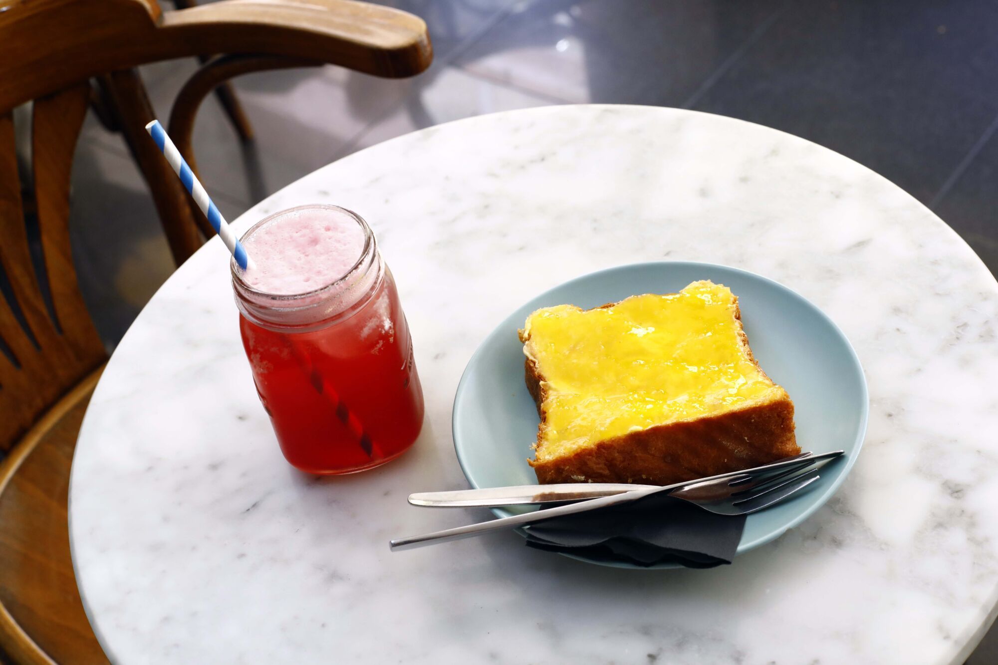 En imágenes | El Buñuel, el café de barrio de ambiente acogedor con una de las mejores tartas de queso de Zaragoza