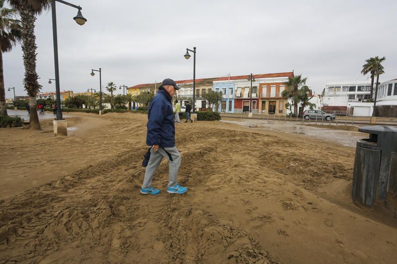 Temporal de lluvia: las mejores imágenes del paseo marítimo de València cubierto de arena