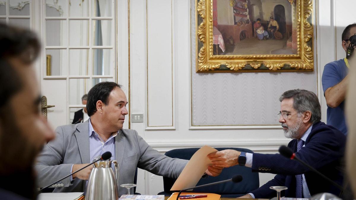 El síndic del PP, Juanfran Pérez Llorca, habla con el vicepresidente de las Corts, Alfredo Castelló.
