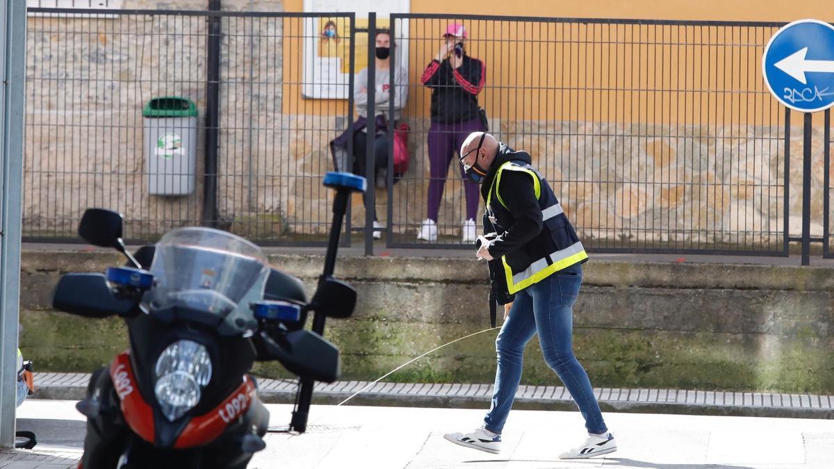 Los agentes disparan contra un hombre armado con un hacha en Gijón