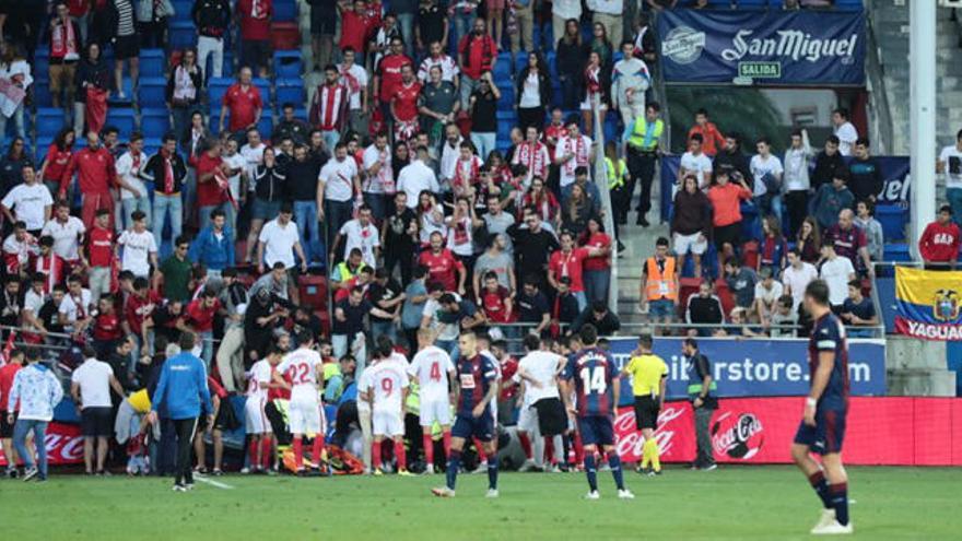 Banega celebra un gol y la grada de Ipurua se viene abajo