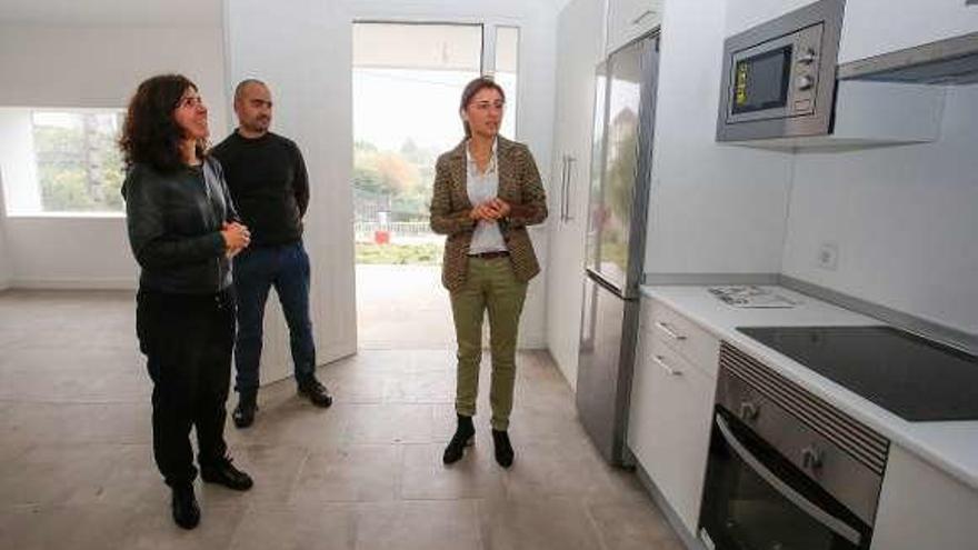 Correa, Rodríguez y Vázquez, ayer, en una de las casas rehabilitadas.