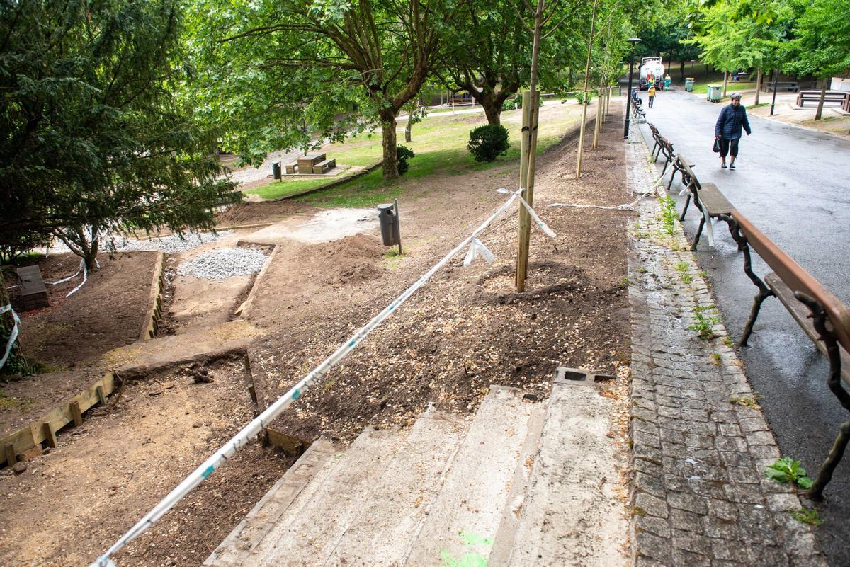 El Concello ejecuta y renueva caminos y sendas, y dotará al parque de nuevo equipamiento y mobiliario, tanto deportivo como de ocio.