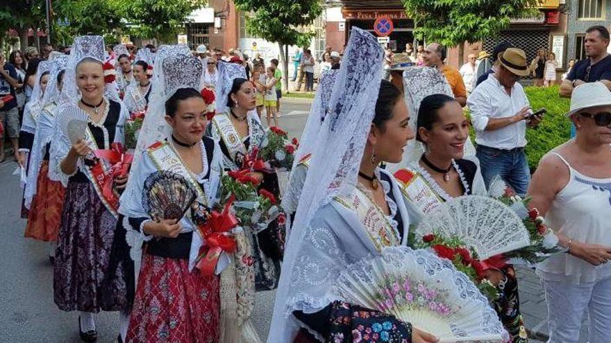 Los festivales y una batucada inundan las calles de Vinaròs