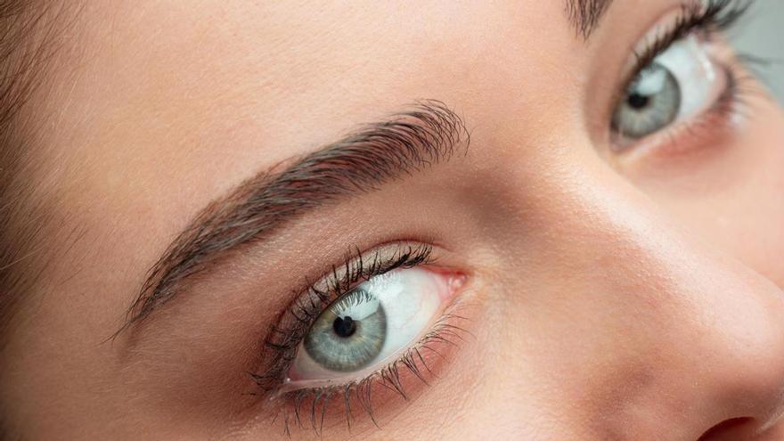 ¿Qué es la queratopigmentación? La peligrosa práctica que cambia el color de tus ojos y que cada vez está más de moda