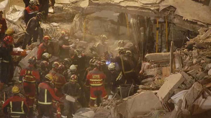 Bomberos y soldados de la UME, en pleno desescombro del edificio.