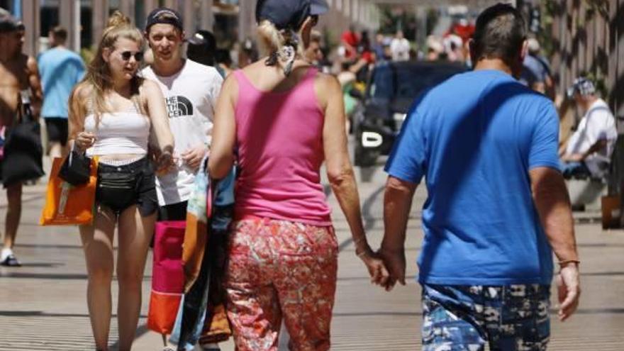 El nombre de turistes registra un lleuger descens interanual, però creix la despesa turística