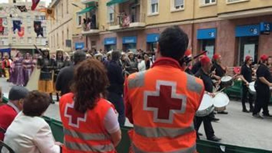Los voluntarios de Cruz Roja recorren los ambientes festeros con desfibriladores