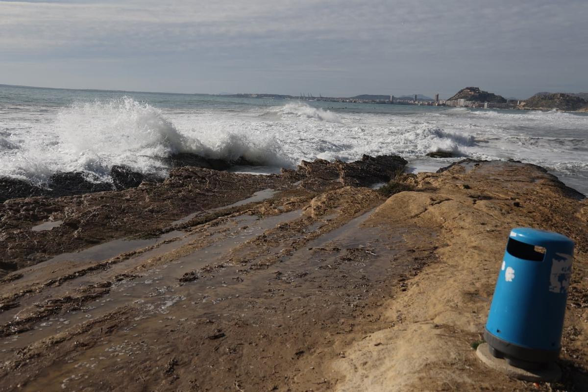 El temporal reúne a surfistas en busca de las mejores olas en la Caleta