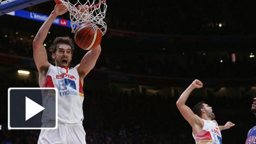 Gasol hace un mate en las semifinales del Eurobasket 2015.