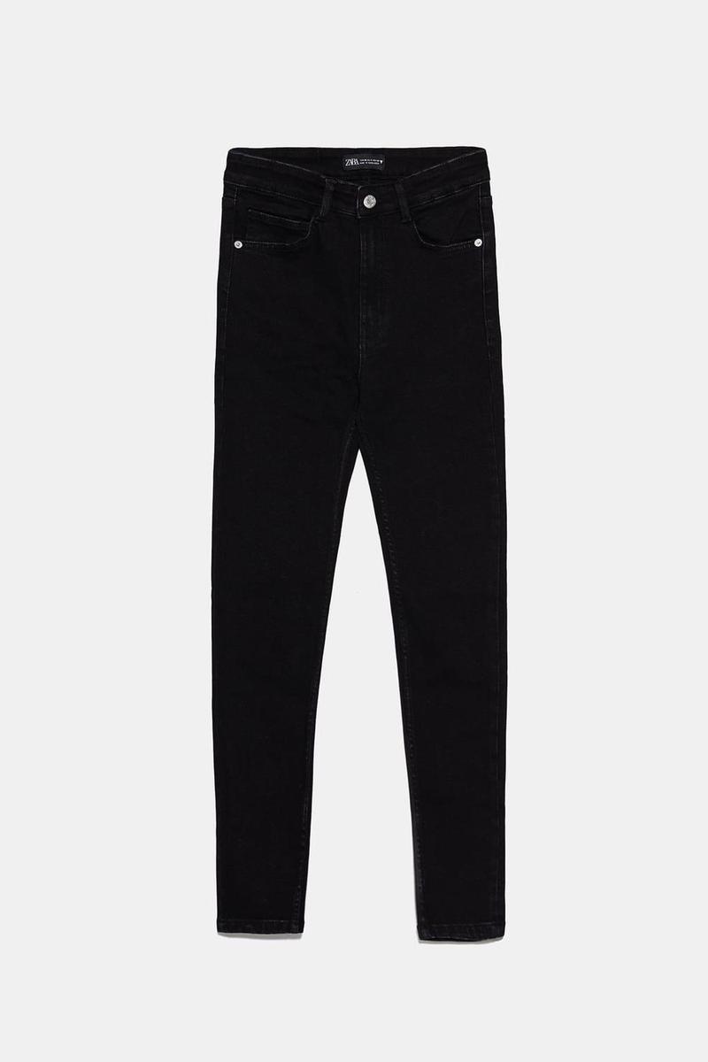Jeans negros pitillo de Zara. (Precio: 22, 95 euros)