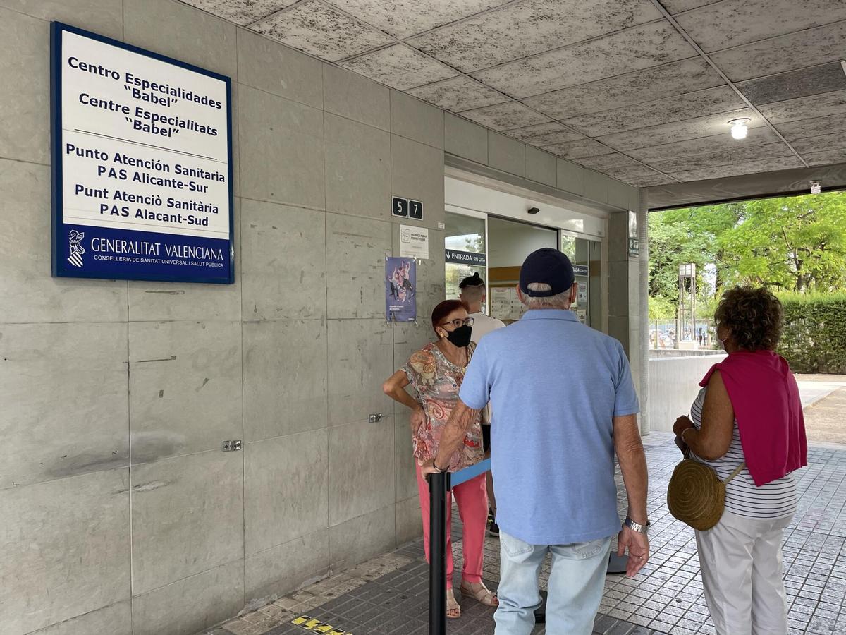 Pacientes a las puertas de uno de los Centros de Salud de Alicante