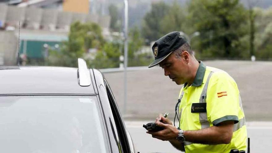 Un agente para a un conductor durante un control de tráfico.