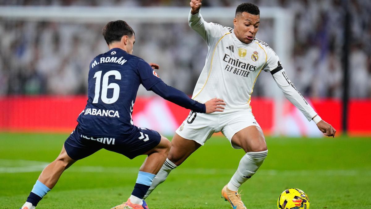 Mbappé lucha por un balón con Miguel Román en el Real Madrid - Celta.