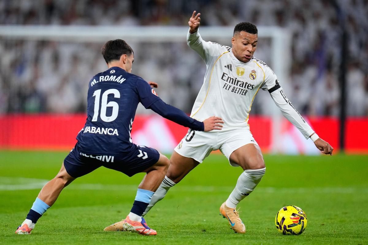 Mbappé lucha por un balón con Miguel Román en el Real Madrid - Celta.