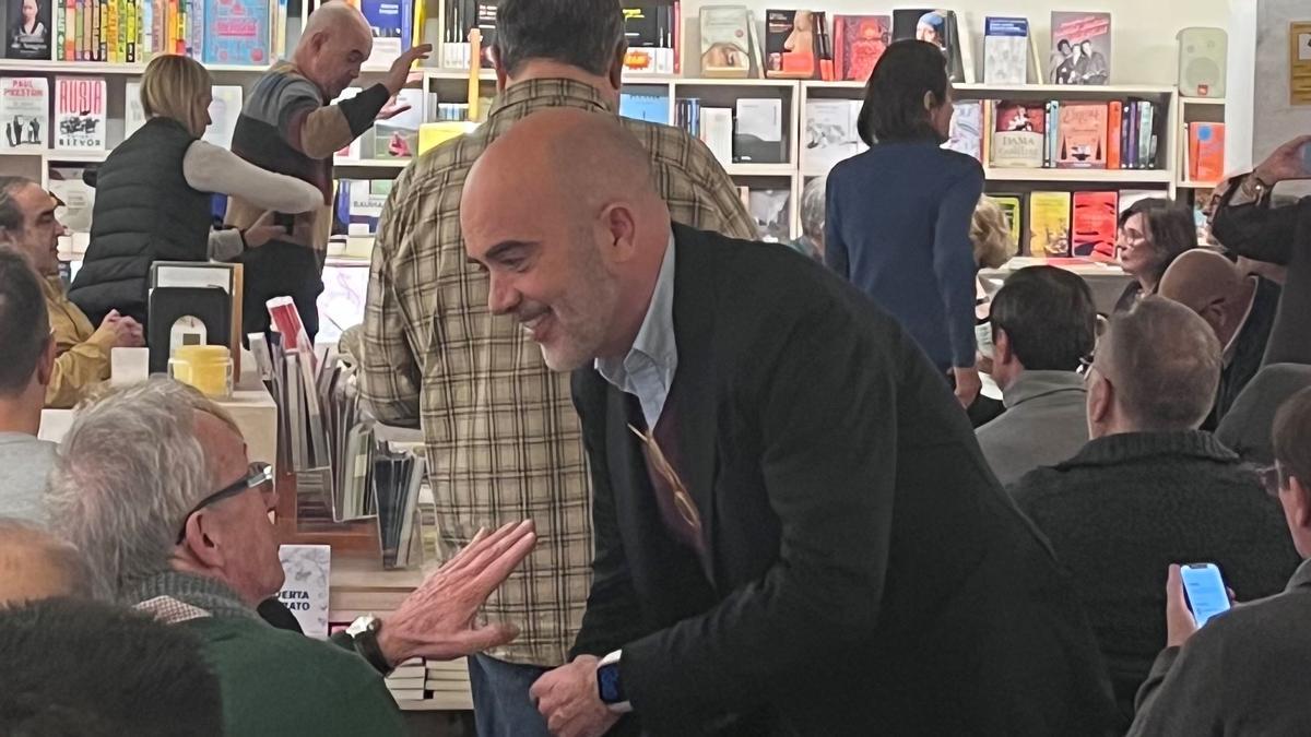 El candidato del PP, Daniel Sirera, en la presentación del libro de Albert Soler en la librería +Bernat