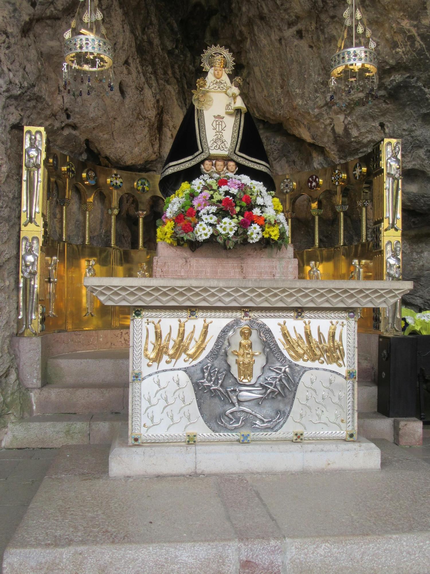 Cientos de personas se congregan en Covadonga este Viernes Santo