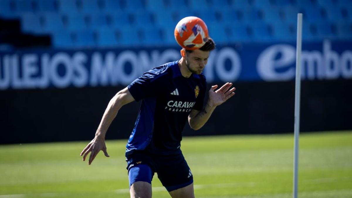 Kosa remata de cabeza un balón en el entrenamiento del Real Zaragoza.