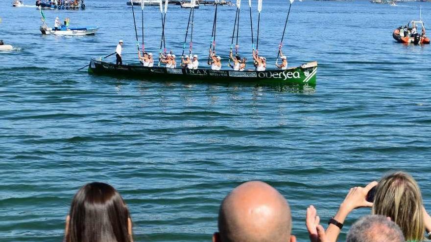 La trainera de Meira levanta sus remos para celebrar su triunfo en el desafío con Tirán. // G.Núñez