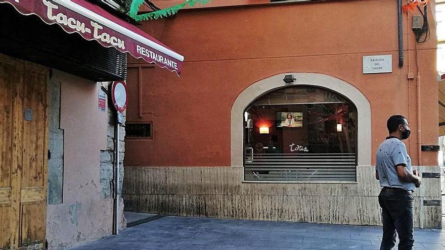 Exterior del restaurant, actualment tancat. Al fons hi ha el bar Toni&#039;s