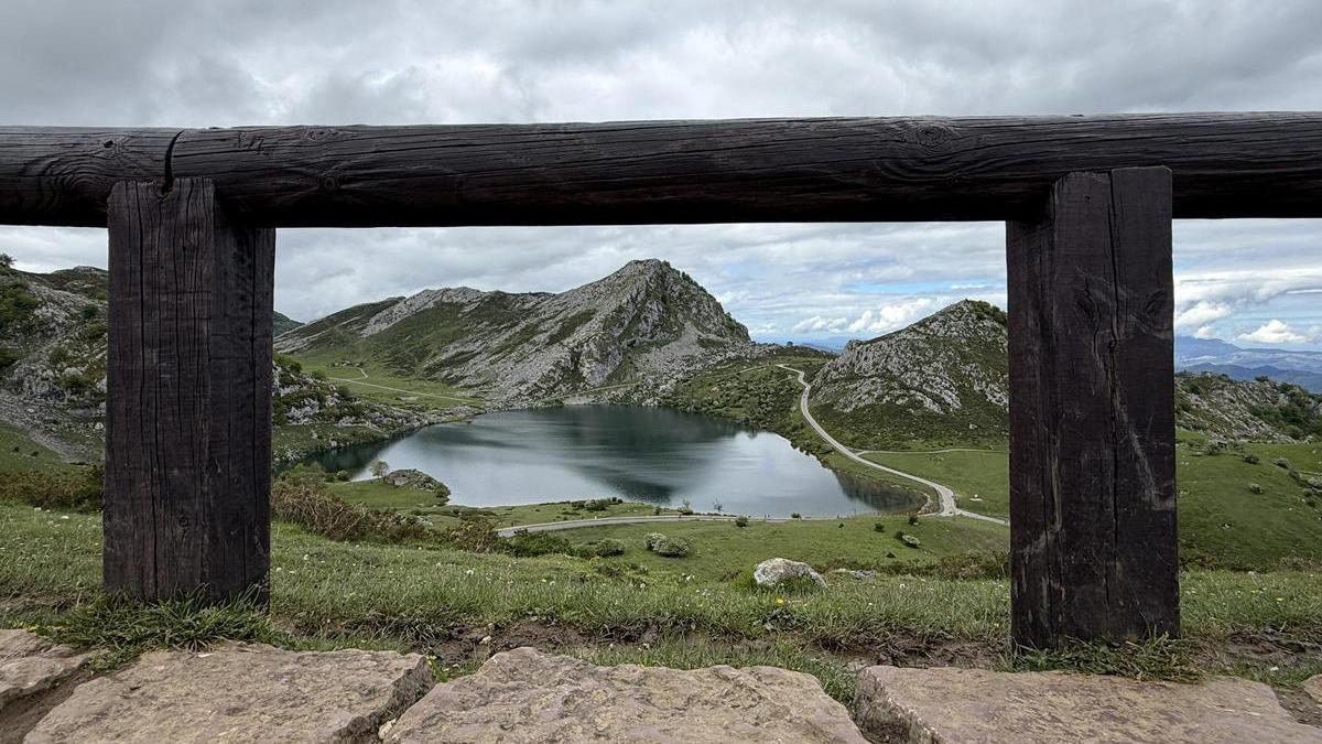 El lago Enol desde el mirador de Entrelagos.