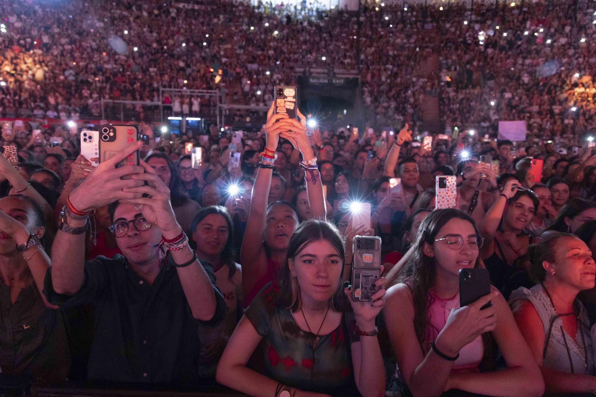 Aitana llena la plaza de toros de València