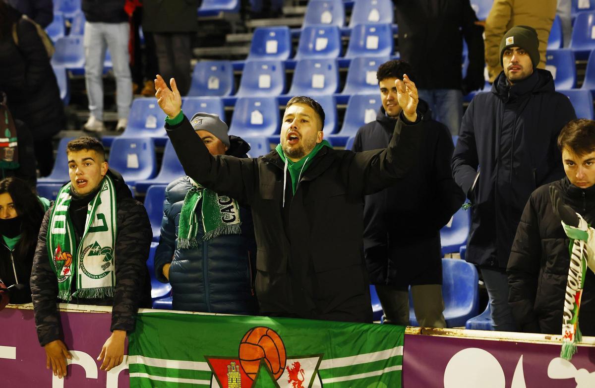 Un aficionado del Cacereño se queja en Guadalajara.