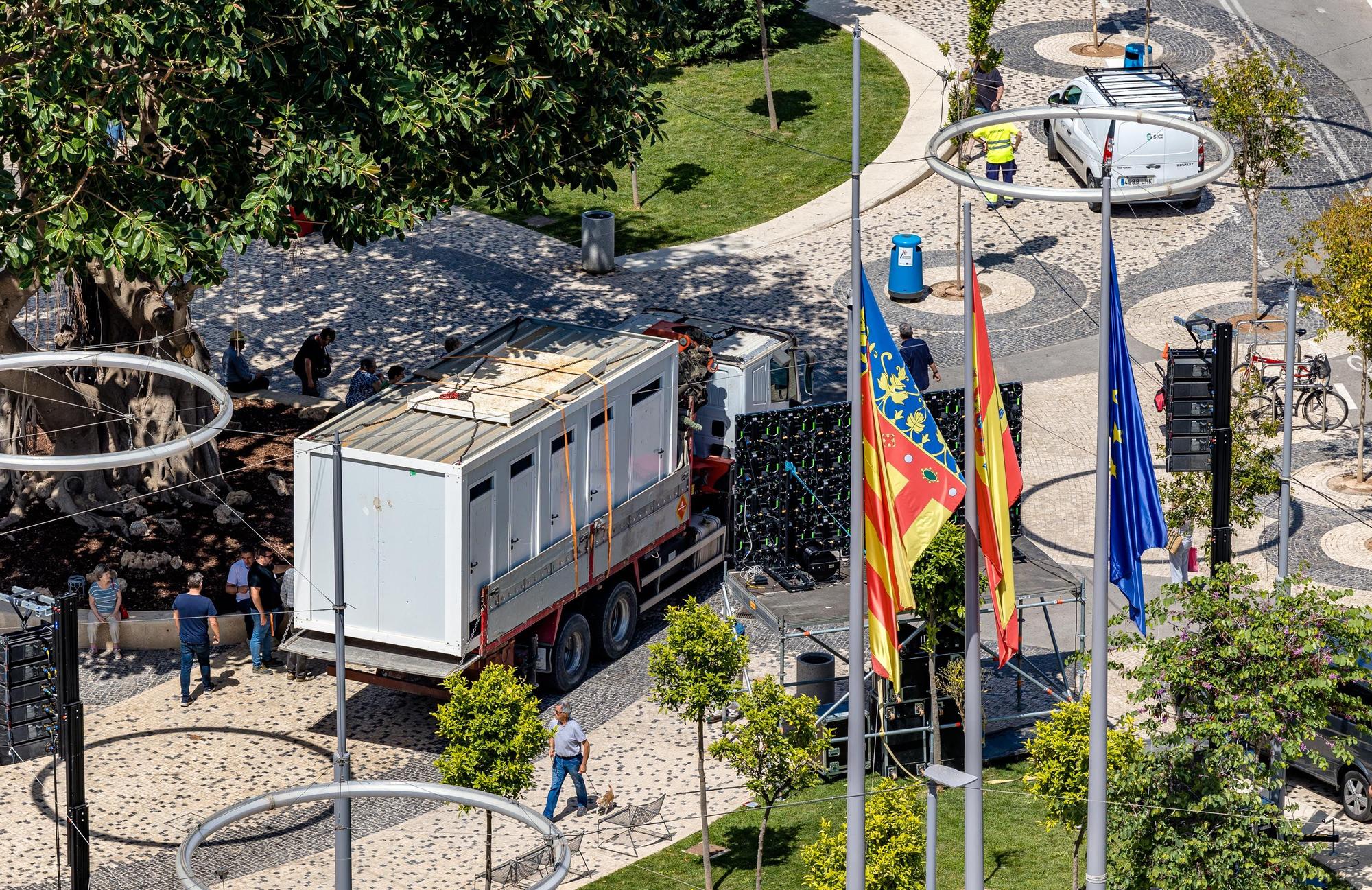 Benidorm inicia el montaje para la final de Eurovisión.  La plaza de La Hispanidad será el escenario de la "Pre Party" con tres pantallas gigantes y un escenario para las actuaciones previas a la gala en Turín | El "tecnohito", uno de los protagonistas del evento