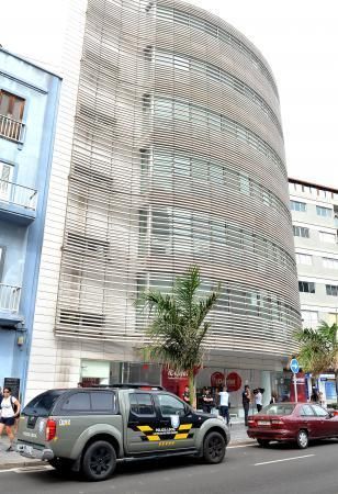 19/07/2018 LAS PALMAS DE GRAN CANARIA. Desahucio e incautación de historiales en la clínica de iDental. SANTI BLANCO  | 19/07/2018 | Fotógrafo: Santi Blanco