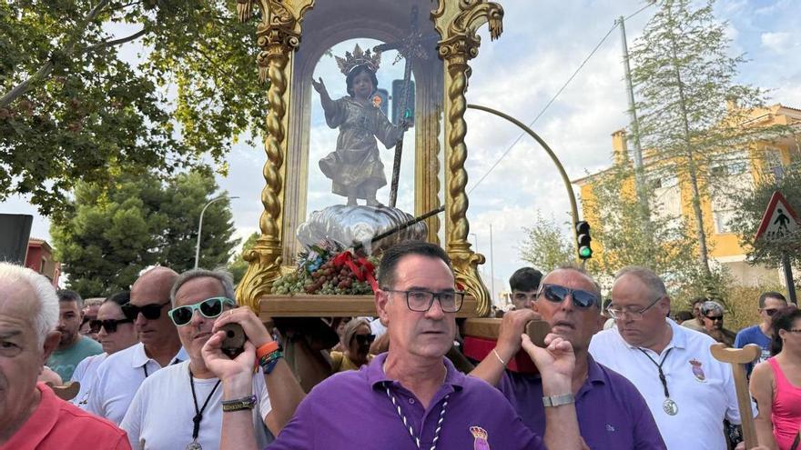 La tradicional Bajada del Niño de Mula vuelve a reunir a vecinos y peregrinos