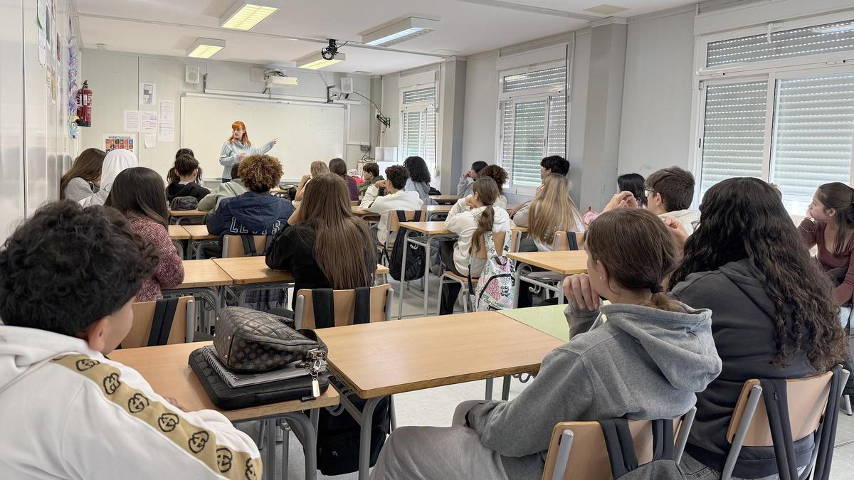 Escolars en una de les aules de Roses.