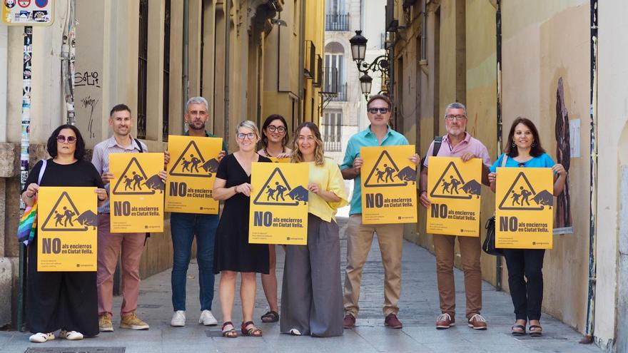 Compromís porta a Ciutat Vella els cartells contra el tancament infantil