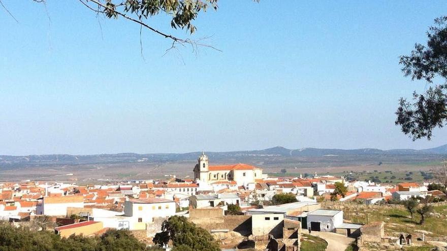 El alcalde de San Vicente de Alcántara pide a su pueblo autoconfinarse por falta de &quot;otros medios&quot;