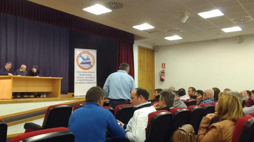 Armadores de Acerga durante la asamblea de ayer en Portosín (A Coruña).