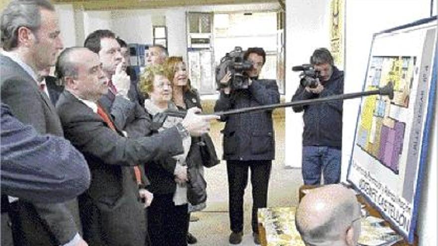 Laguna, en el inicio de las obras del local de Cocemfe en Castelló, con el exalcalde Fabra.