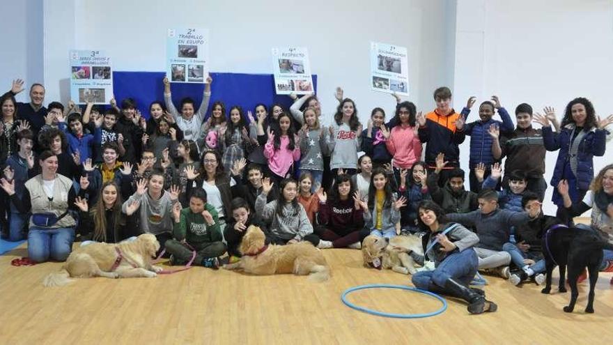 Los perros con los alumnos del instituto de Soutomaior que participan en el programa, ayer. // FdV