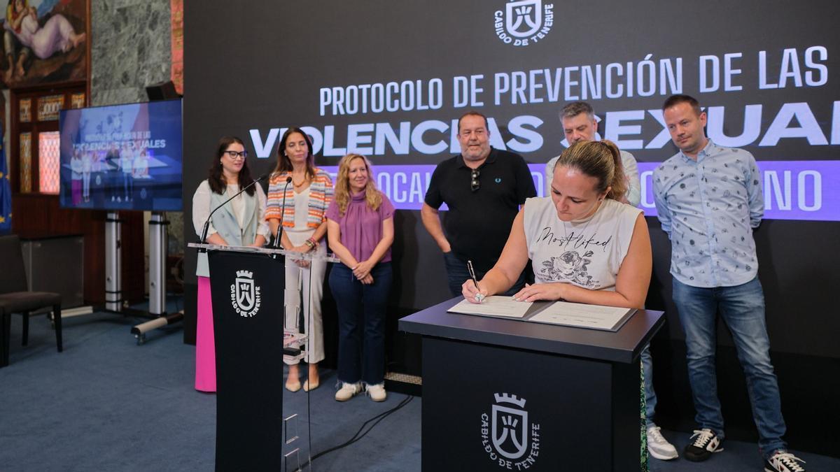 Acto de adhesión de seis locales de Santa Cruz de Tenerife al Protocolo para la Prevención de las Violencias Sexuales en Locales de Ocio Nocturno.