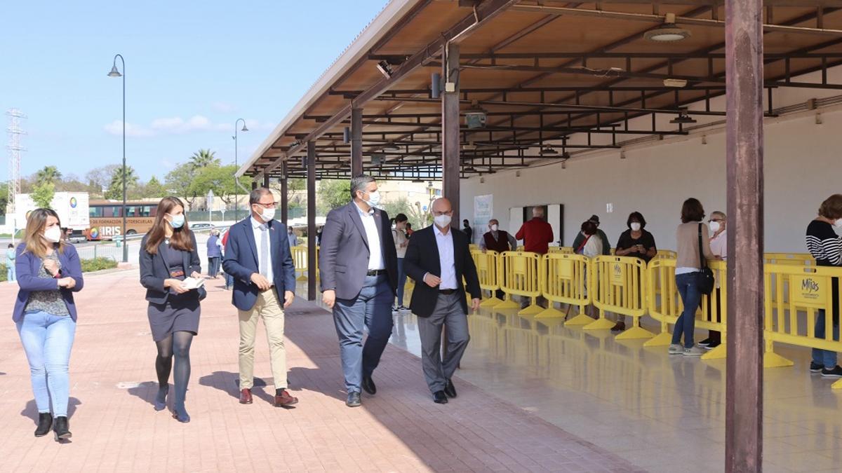 El alcalde de Mijas, Josele González, muestra las instalaciones del centro de vacunación en el Cortijo Don Elías, al delegado de Salud, Carlos Bautista.