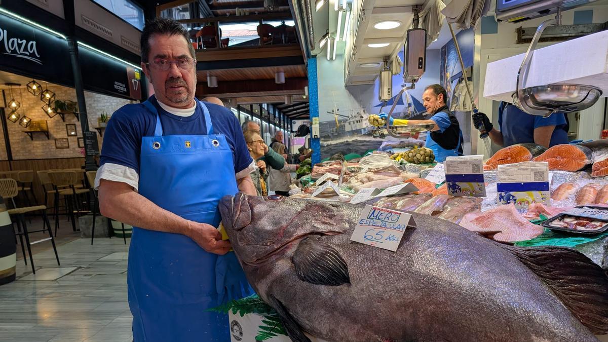 VÍDEO: Un espectacular mero de 65 kilos en una pescadería de Avilés: "Pesa más que una persona"
